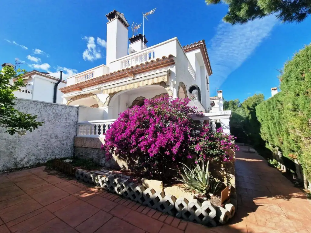 Casa con buganvilla en Miami Platja