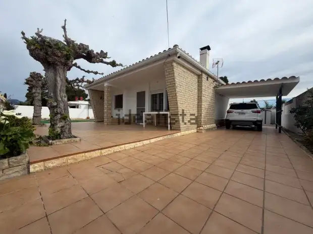 Chalet individual con gran jardín privado · foto 1