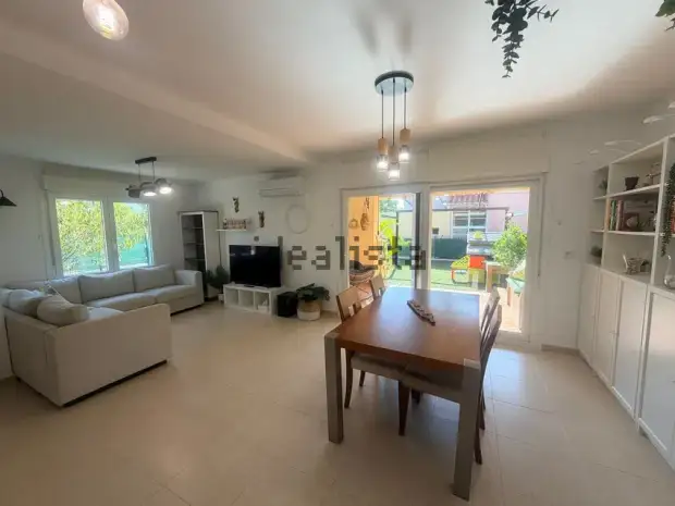 Magnífico pareado esquinero con gran jardín privado · foto 2