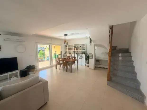 Magnífico pareado esquinero con gran jardín privado · foto 4