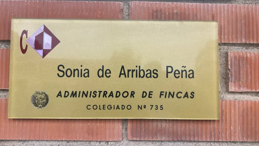 Placa de administradora de fincas colegiada nº 735