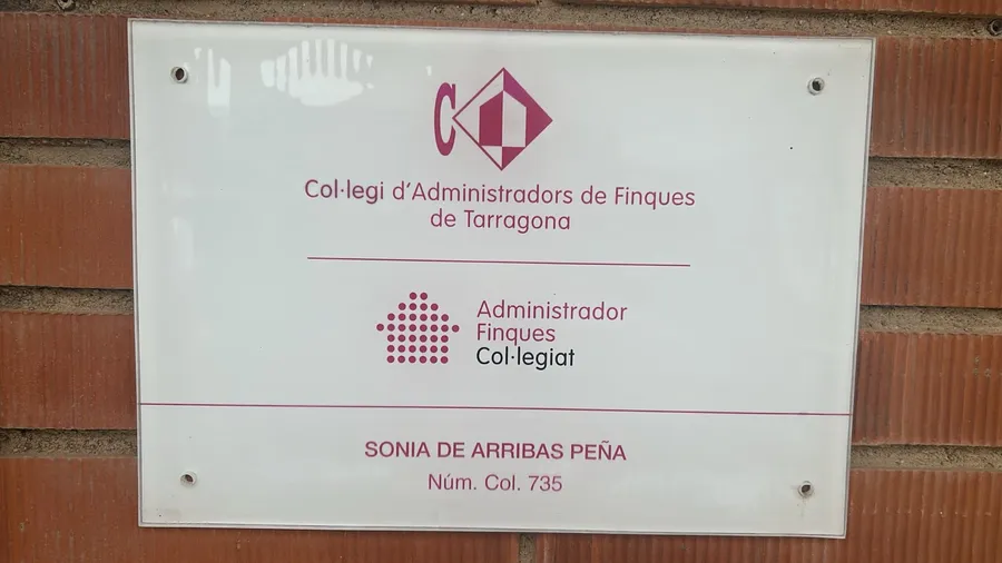 Placa: Col·legi d'Administradors de Finques de Tarragona, nº 735